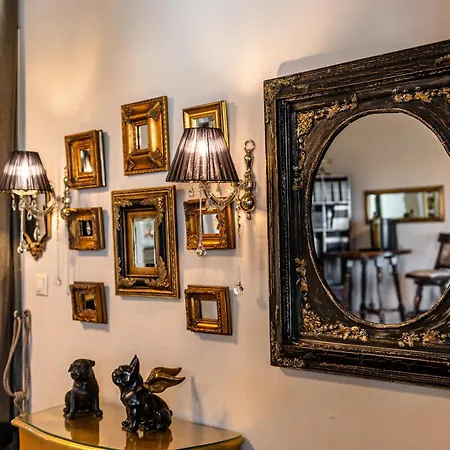 Black Velvet Vila *
